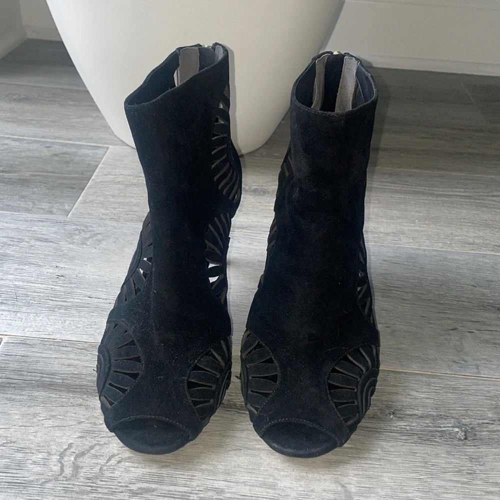 TORY BURCH Leyla Laser-Cut Suede Ankle Boots size 9